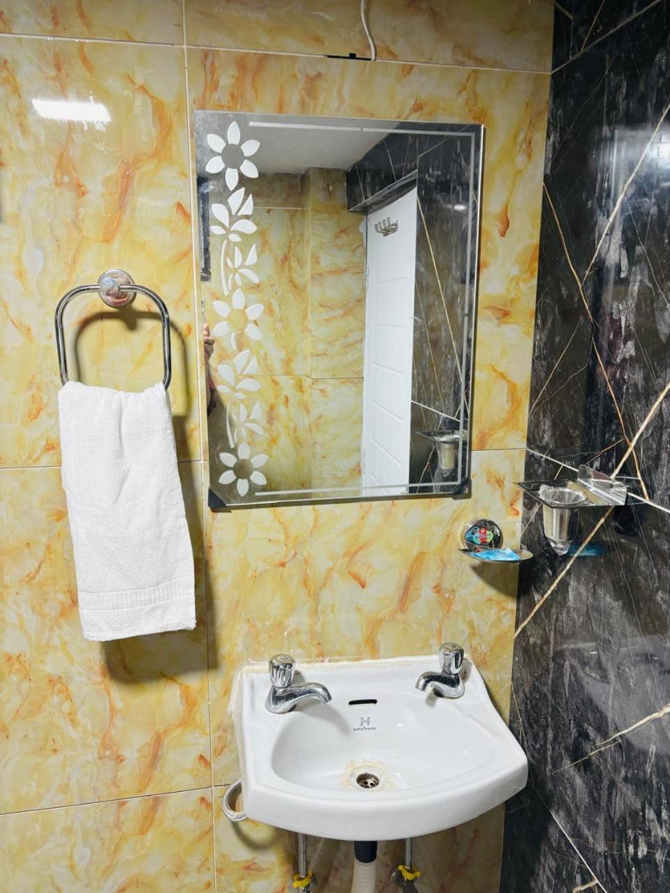 Hotel Amar ムスーリー エクステリア 写真